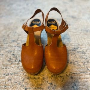 Brown leather Swedish Hasbeen clogs